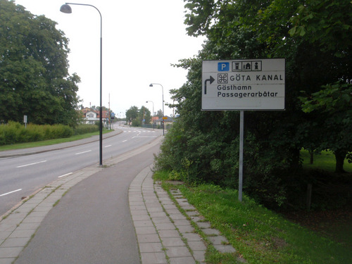 Göta Kanal signage and passenger boarding.